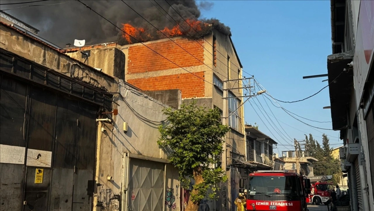 İzmir'de metruk binanın bahçesinde başlayan yangın ev ve iş yerlerine sıçradı