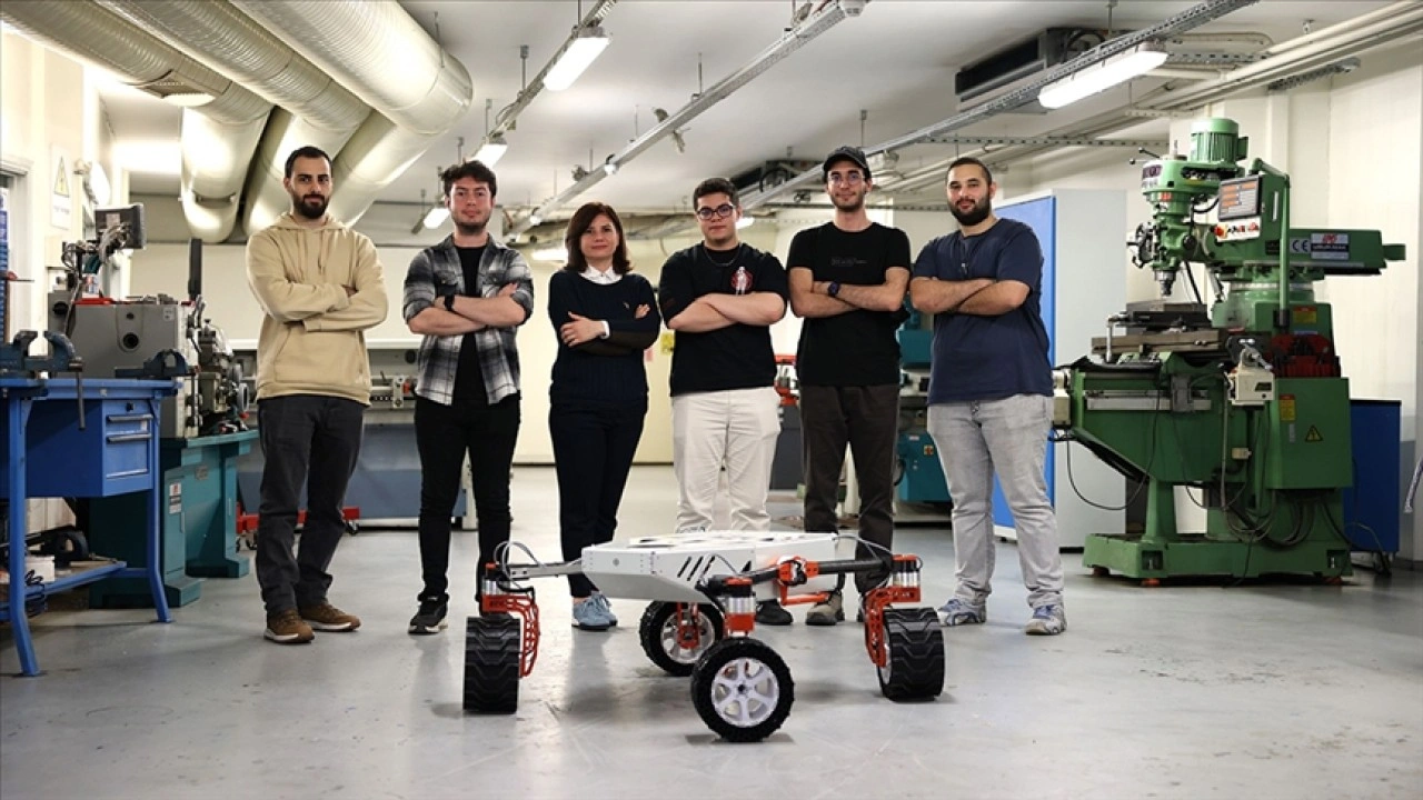 İzmir'de m&uuml;hendislik fak&uuml;ltesi &ouml;ğrencileri uzay keşfi i&ccedil;in robot geliştirdi