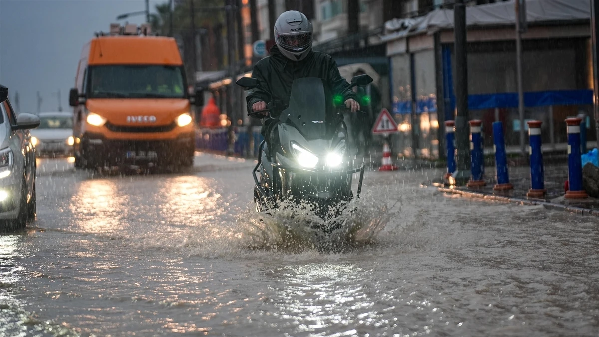 İzmir'de sağanak etkili oldu