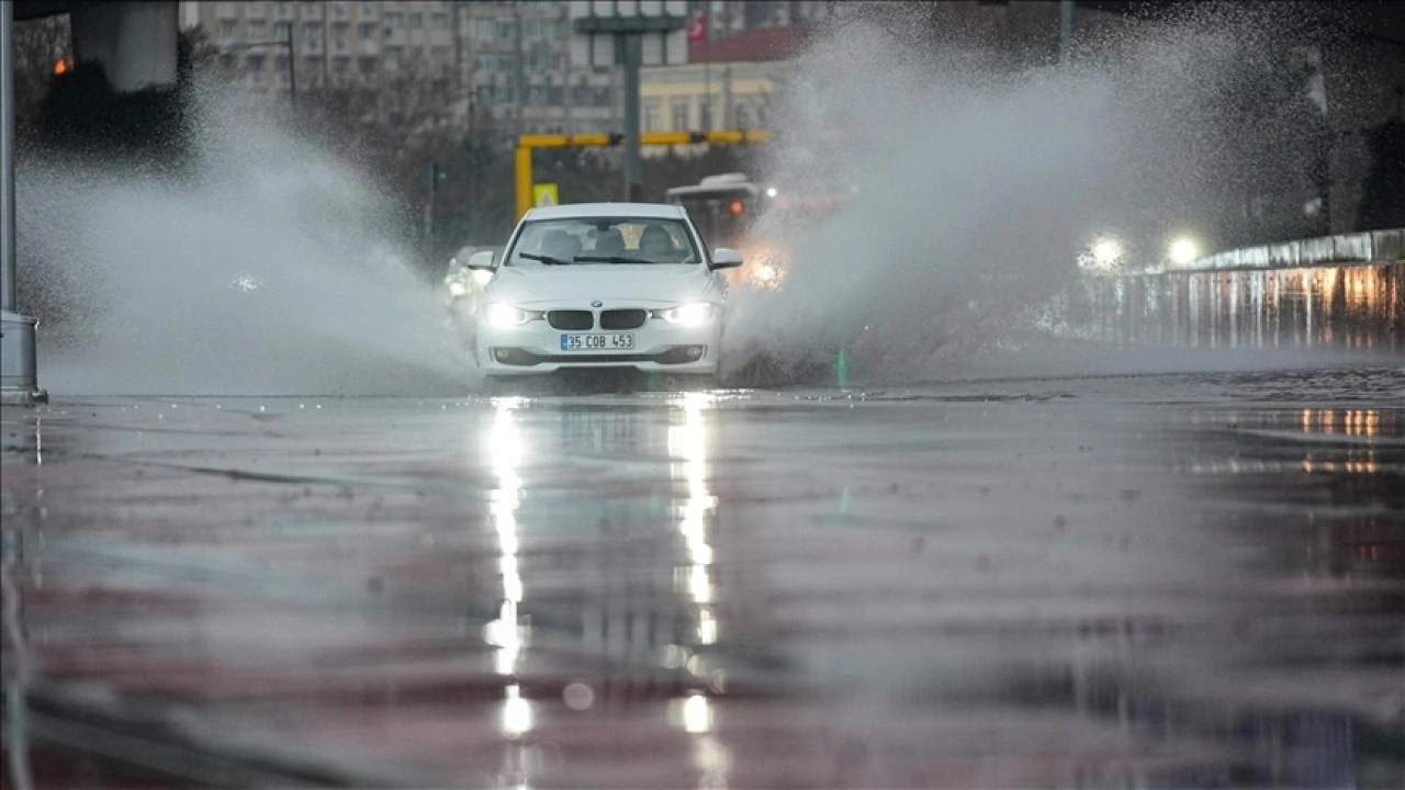 İzmir'de sağanak etkili oluyor