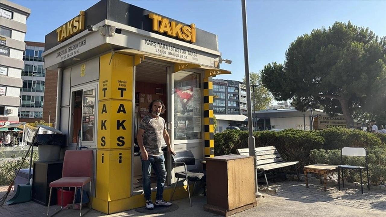 İzmir'de taksi durağındaki iki arkadaşın aynı anda kalp krizi geçirmesi güvenlik kamerasında