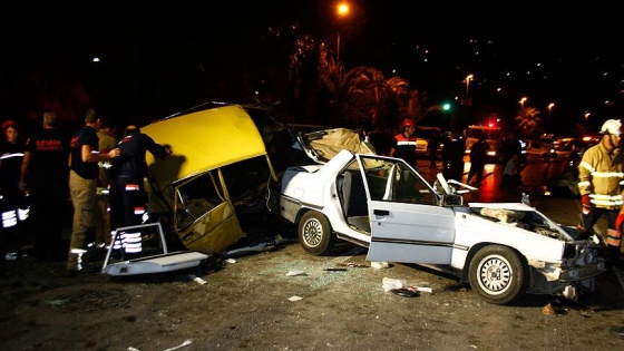 İzmir'de trafik kazası: 1 ölü, 5 yaralı