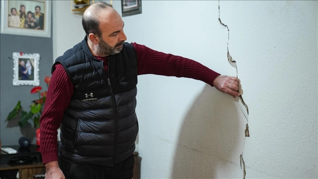 İzmir'de tünel inşaatı nedeniyle evleri zarar gören mahalle sakinleri çözüm bekliyor