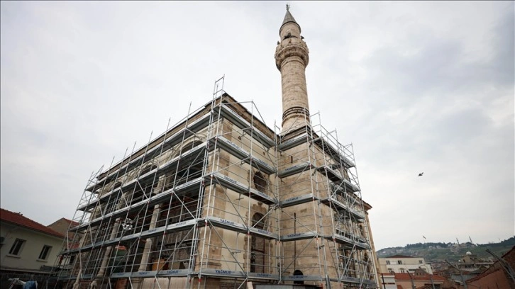 İzmir depreminde hasar gören asırlık cami restore ediliyor