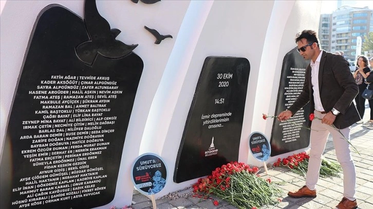 İzmir depreminde hayatını kaybedenler etkinliklerle anıldı