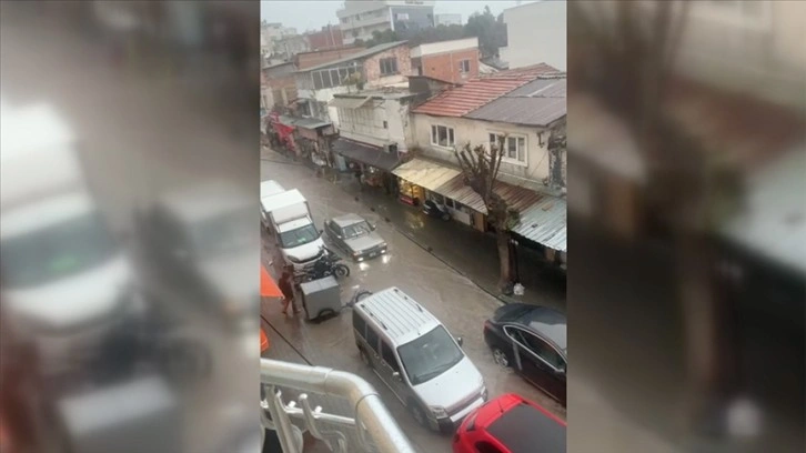 İzmir Dikili'de etkili olan sağanak hayatı olumsuz etkiledi