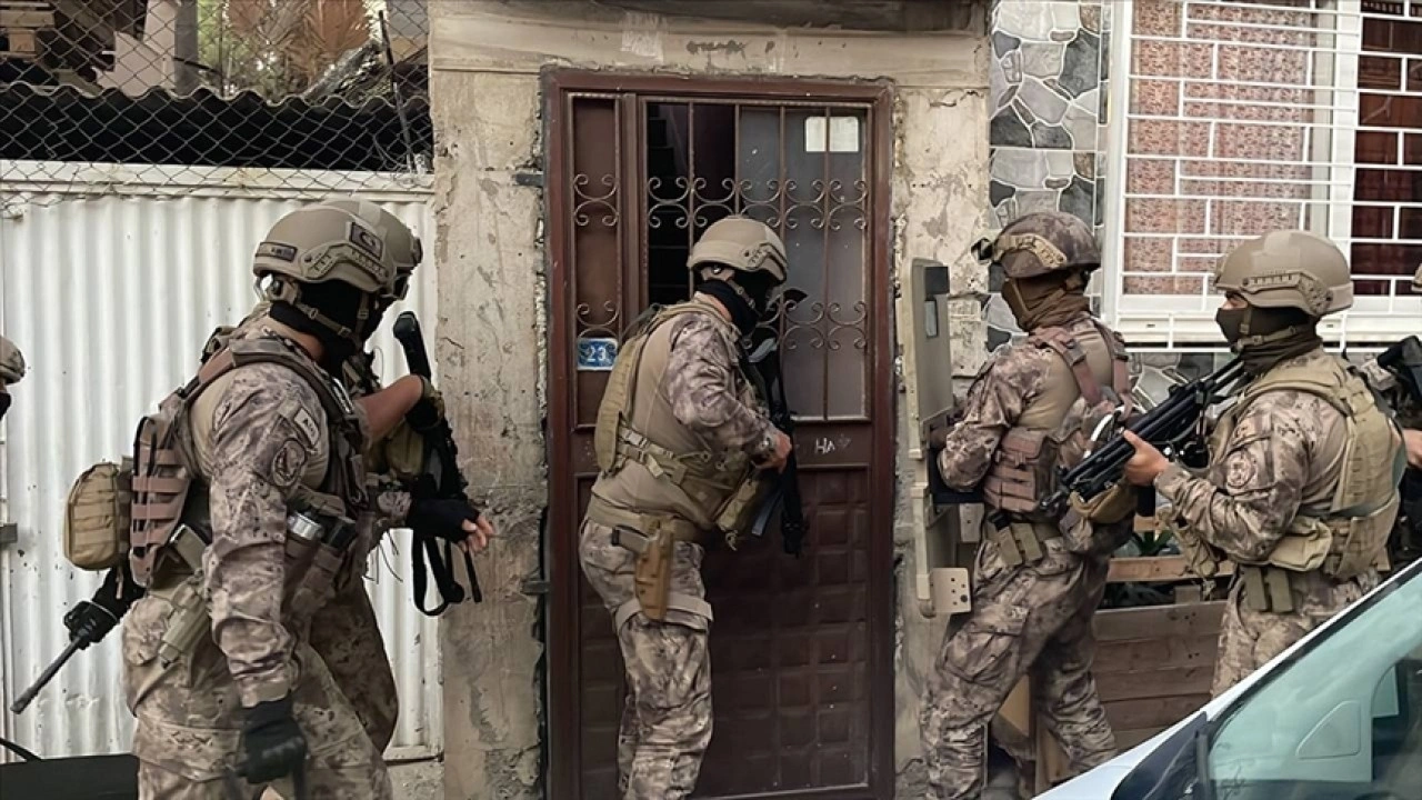 İzmir merkezli 9 ilde terör örgütü DEAŞ operasyonunda 14 şüpheli yakalandı
