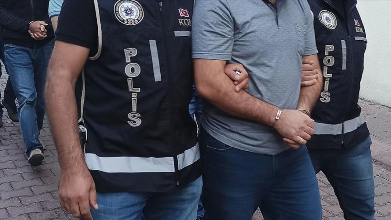 İzmir merkezli FETÖ'nün güncel yapılanmasına yönelik operasyonda 40 şüpheli yakalandı