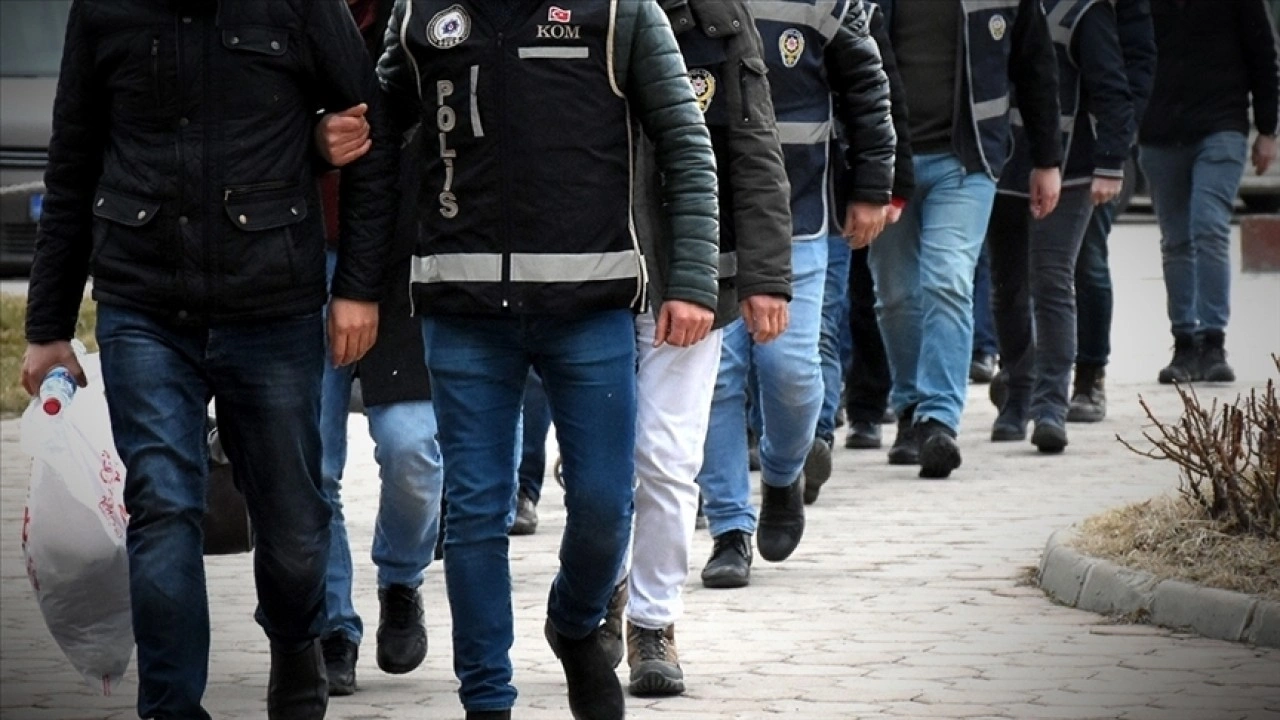 İzmir merkezli FETÖ operasyonunda 18 şüpheli yakalandı