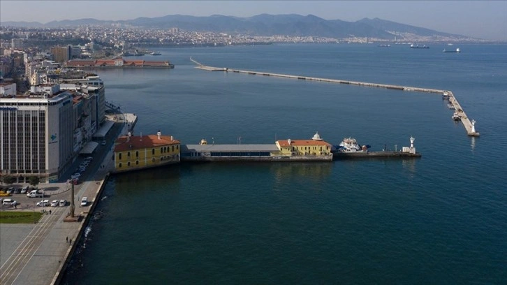 İzmir'de kıyılardaki su çekilmesi deniz ulaşımını olumsuz etkiliyor