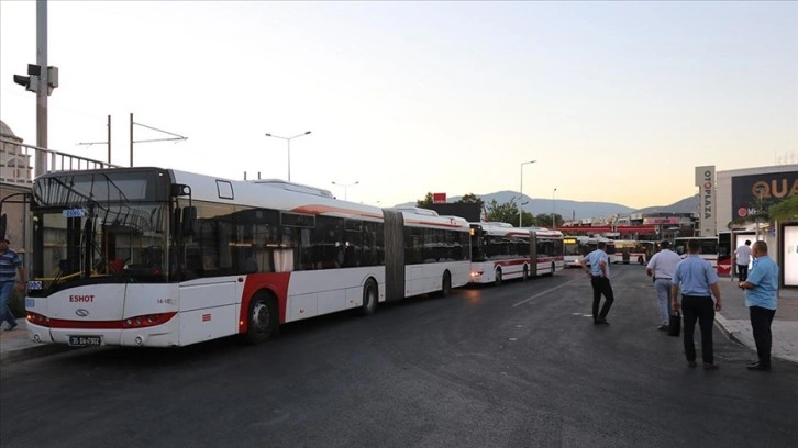 İzmir'de metro ve tramvay çalışanları greve gitti