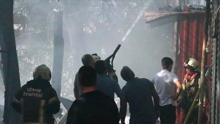 İzmir'de mobilya atölyesinde çıkan yangın hasara yol açtı