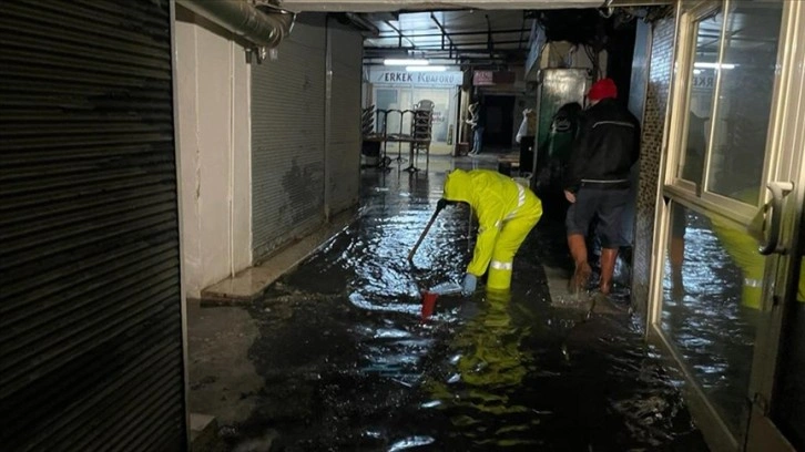 İzmir'de sağanak nedeniyle su baskınları meydana geldi