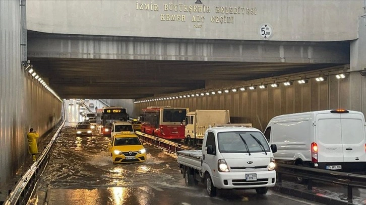 İzmir'de şiddetli sağanak ve fırtına hayatı olumsuz etkiliyor