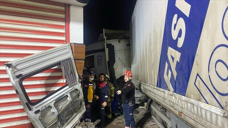 İzmir'de tırın minibüse çarpması sonucu 3 kişi öldü, 11 kişi yaralandı