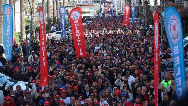 İzmir'de TİS görüşmelerinden sonuç alamayan Büyükşehir Belediyesi işçileri eylem yaptı