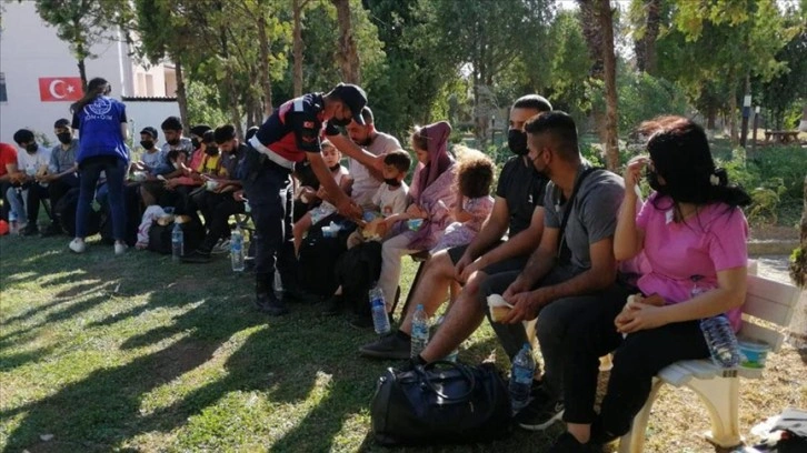 İzmir'de yasa dışı geçişe hazırlanan 855 düzensiz göçmen yakalandı