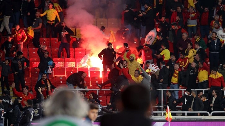 İzmir'deki derbi maçta yabancı maddeleri stada sokanlar tespit edildi