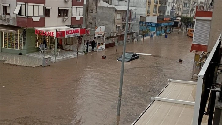 İzmir'in Dikili ve Bergama ilçelerinde sağanak sonrası dere taşkınları yaşandı