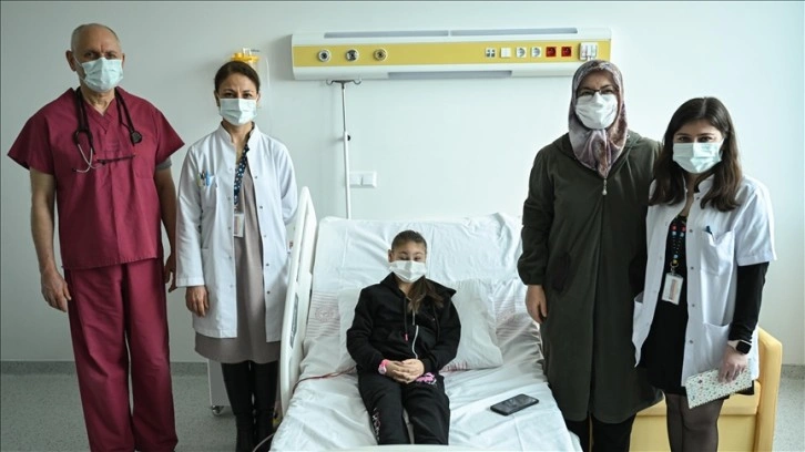 İzmirli 12 yaşındaki Esra, annesinin böbreğiyle sağlığına kavuştu