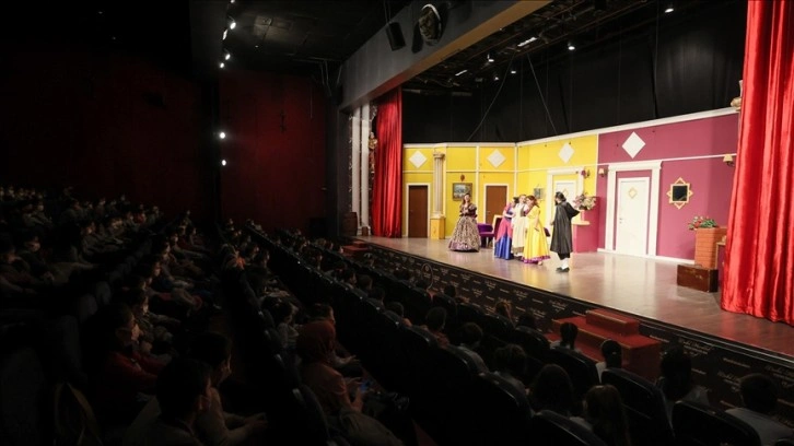 İzmirli iş kadını dezavantajlı bölgelerde yaşayan çocukları tiyatroyla tanıştırıyor