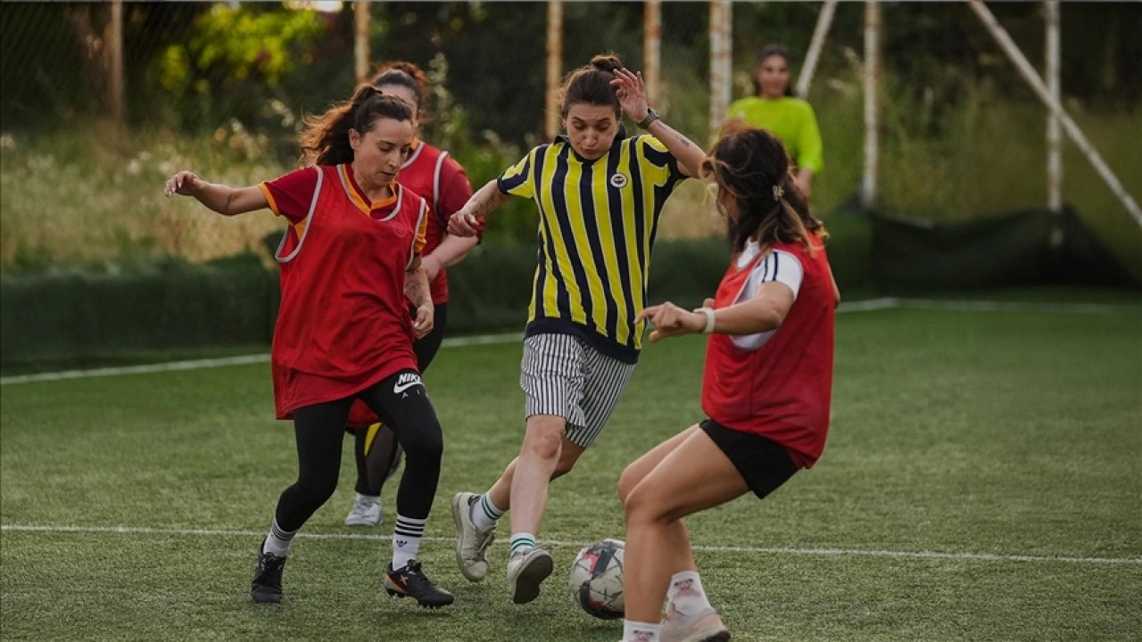 İzmirli kadınların halı saha maçında