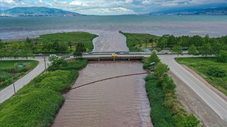 İzmit Körfezi derelerden gelen atıklardan 'bariyerler'le korunuyor