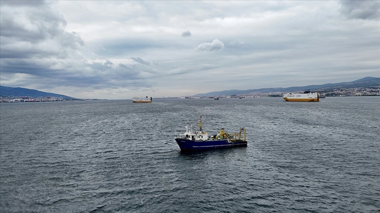 İzmit Körfezi'nde yapılan dip çamuru temizliği su kalitesini iyileştiriyor