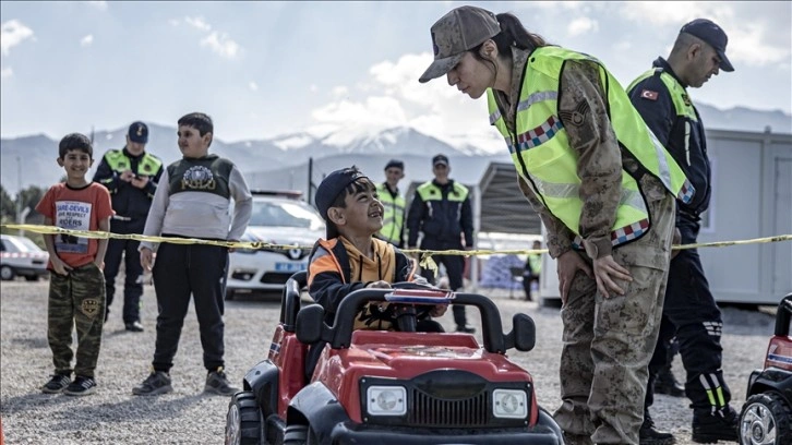 Jandarma ekipleri 3 bine yakın depremzede çocuğa trafik eğitimi verdi