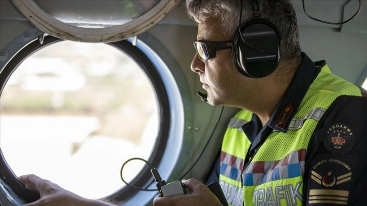 Jandarma turizm kenti Antalya'da trafiği helikopterle denetledi