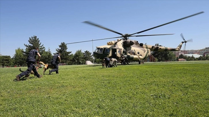 Jandarmanın 'hassas burunları' operasyonlara helikopterli eğitimle hazırlanıyor