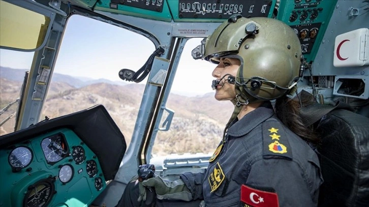 Jandarmanın kadın pilotu orman yangınında da başarıyla görev yapıyor