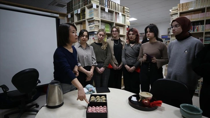 Japon akademisyen üniversitelilere hem dilini hem de kültürünü öğretiyor