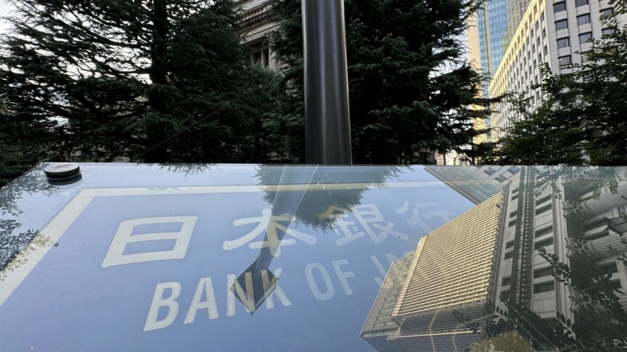 Japonya'da d&uuml;ş&uuml;k b&uuml;y&uuml;me ile y&uuml;ksek enflasyonun BoJ'u ve h&uuml;k&uuml;meti ikilemde bırakabileceği tahmini