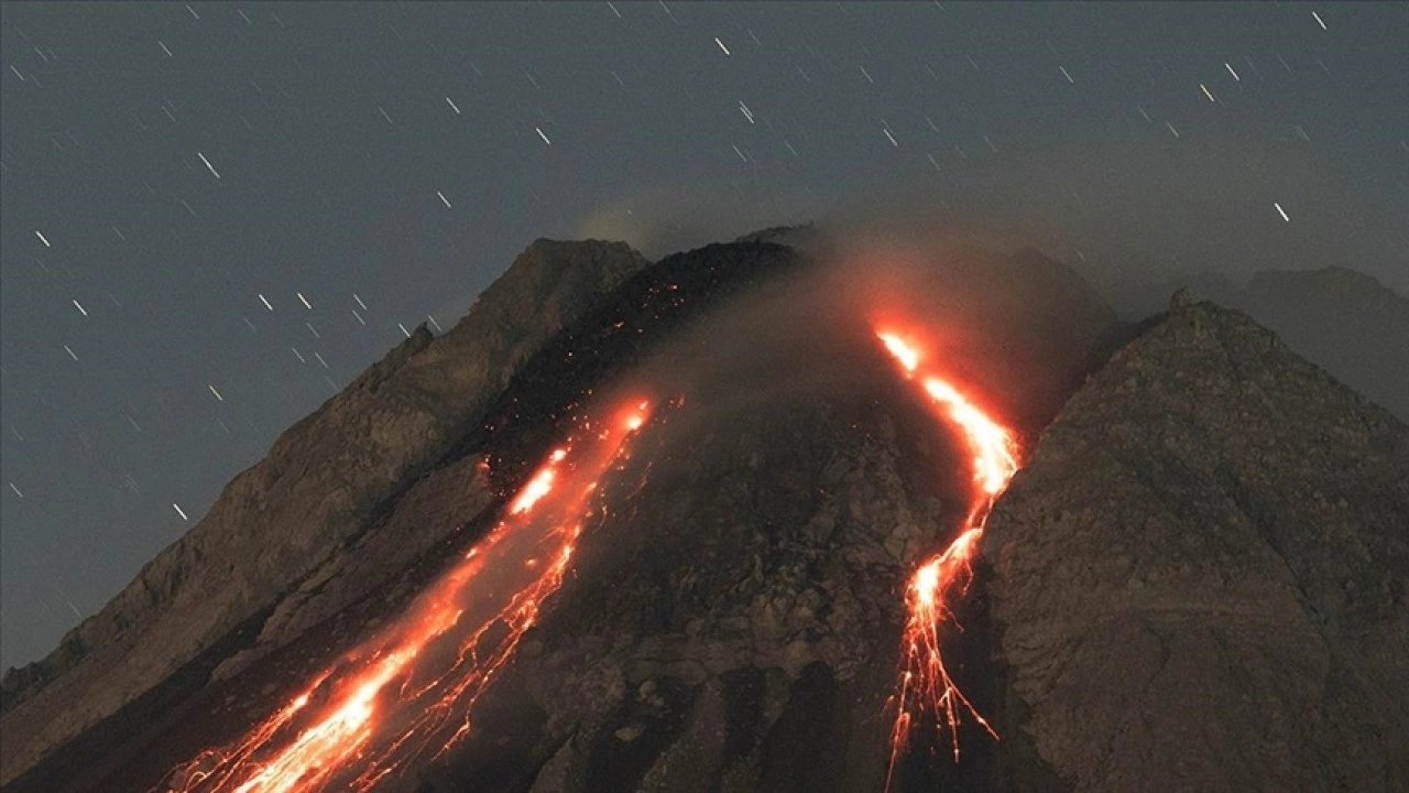 Japonya'da Sakurajima Yanardağı'nda patlama meydana geldi