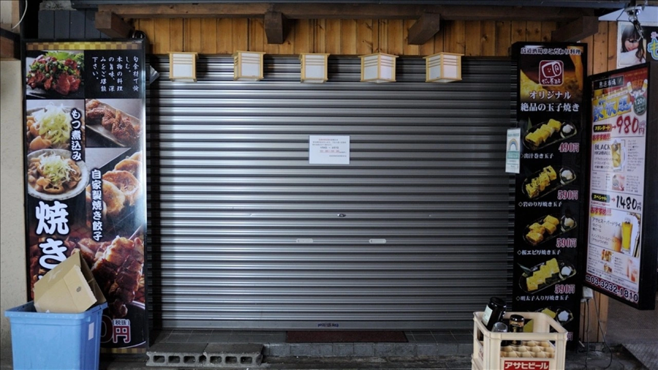 Japonya'da zehirlenme vakaları sonrası kapatma emrine uymayan restoran sahipleri gözaltına alın