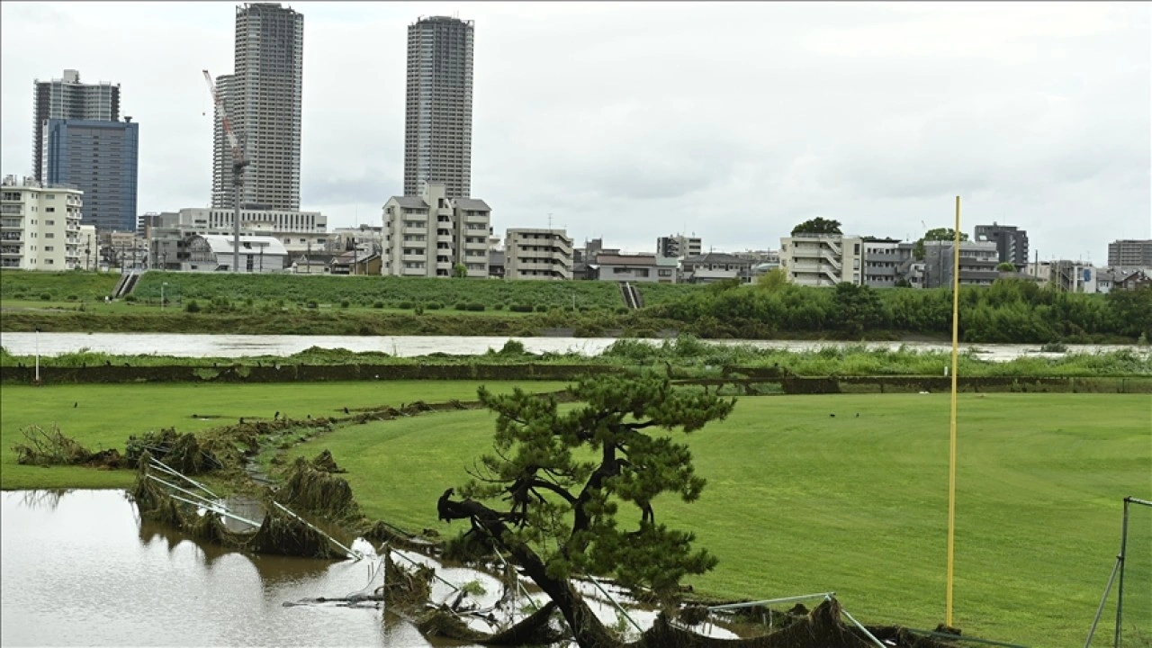 Japonya'nın güneybatısında etkili olan Linling tayfunu nedeniyle afetlere karşı uyarı yapıldı