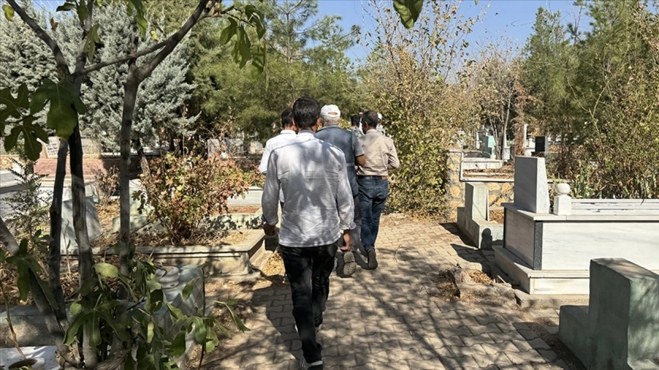 JASAT cinayeti aydınlatınca öldürülen kadının kabrini ailesi ilk kez ziyaret etti