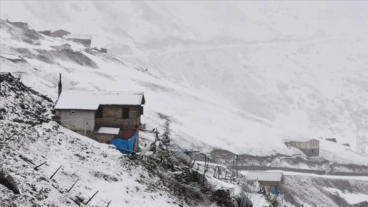 Kaçkarlar'a kar yağdı