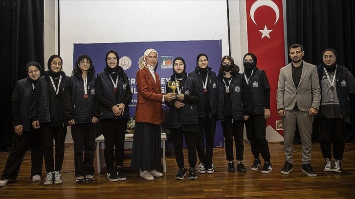 KADEM Vakfı Mütevelli Heyeti Başkanı Sümeyye Erdoğan Bayraktar gençlerle sohbet etti