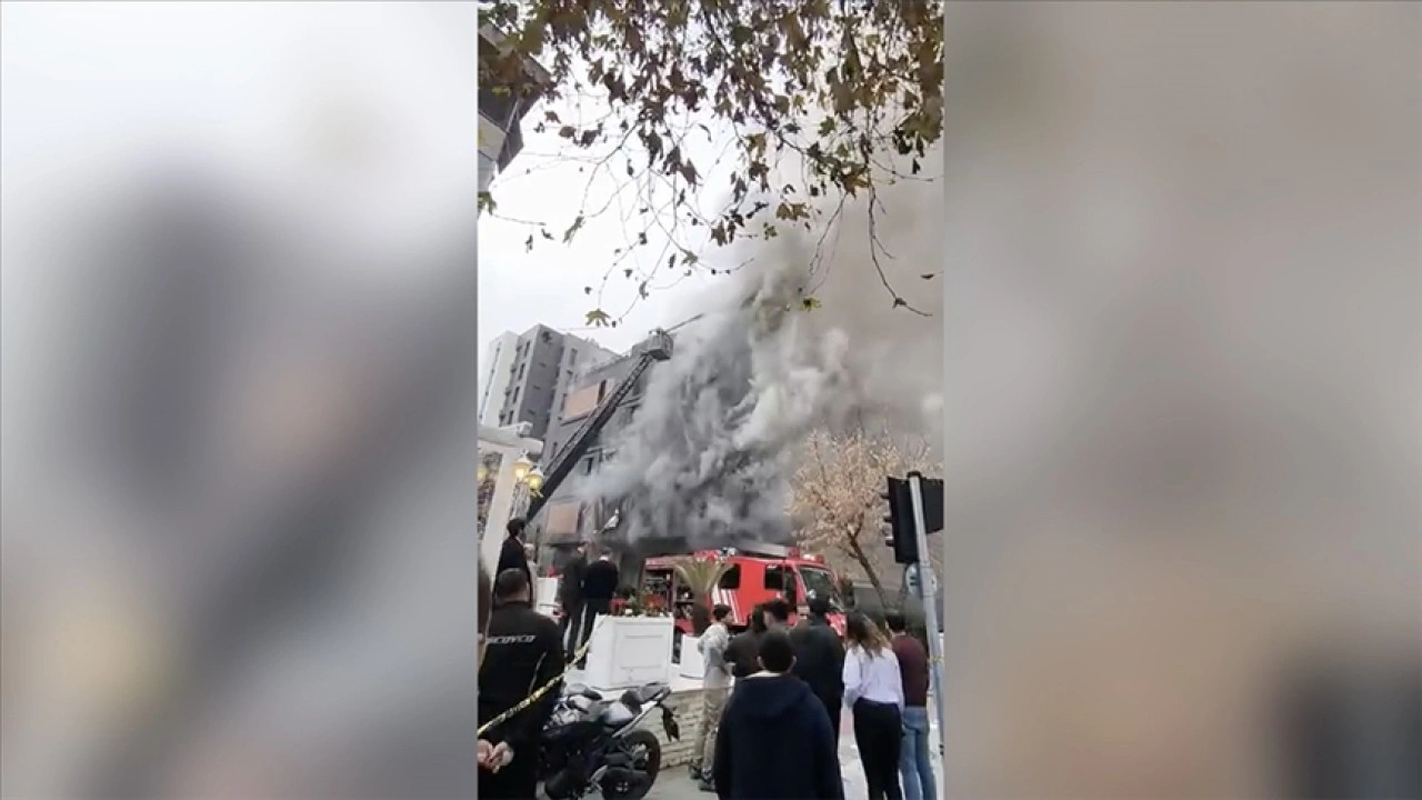 Kadık&ouml;y'de 4 katlı binada &ccedil;ıkan yangın s&ouml;nd&uuml;r&uuml;ld&uuml;