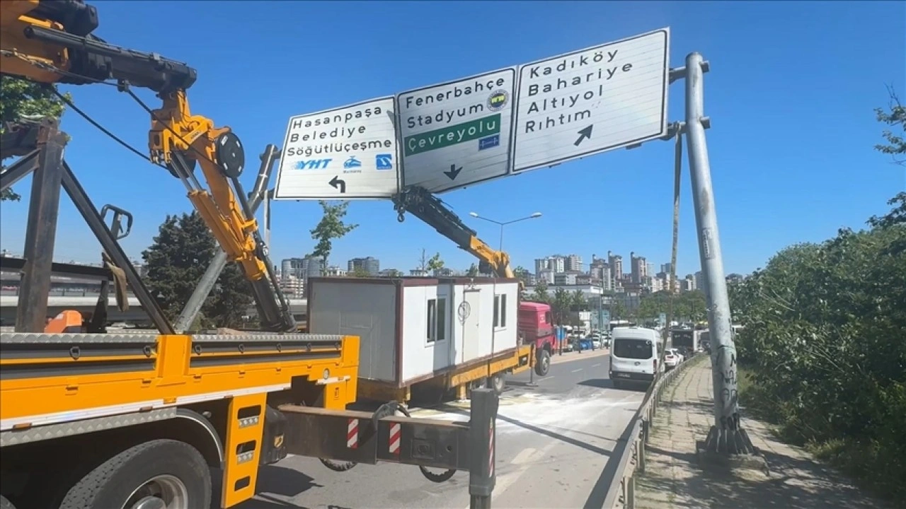 Kadıköy'de konteyner yüklü vincin bomu yönlendirme levhasına çarptı