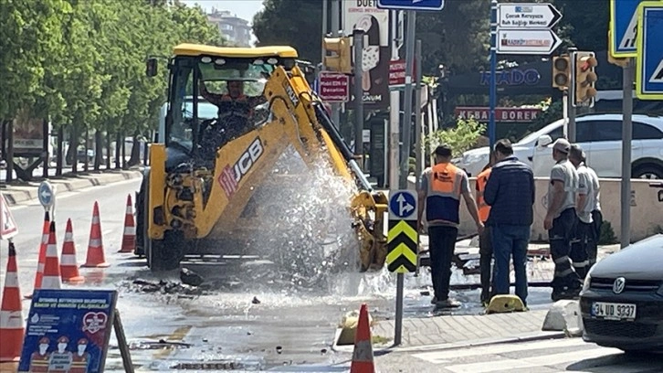 Kadıköy'de İSKİ borusunun kırılmasıyla tazyikli su yola aktı