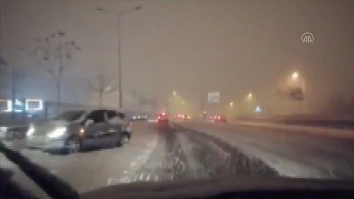 Kadıköy'de kar yağışı nedeniyle kayan otomobil ters döndü