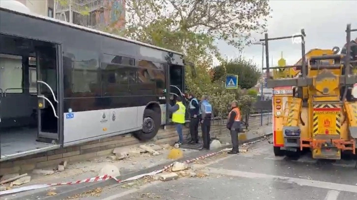 Kadıköy'de metrobüs belediyenin bahçe duvarına çarpıp asılı kaldı