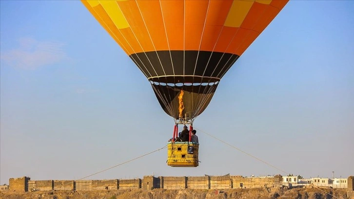 Kadim kent Diyarbakır'da günün ilk ışıklarıyla balon keyfi