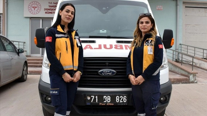 Kadın ambulans şoförleri hayat kurtarmak için direksiyon sallıyor
