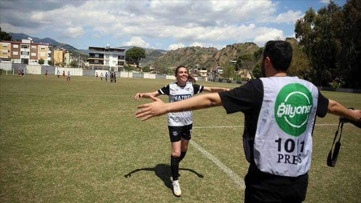 Kadın futbolcu gol sevincini saha kenarındaki gazeteci eşiyle paylaşıyor