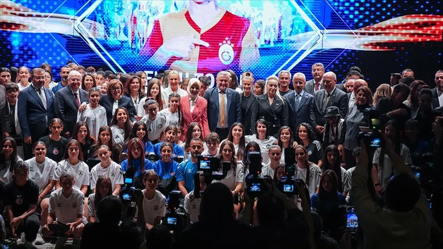 Kadın futbolcuların 'II. Kristal Ayaklar Ödül Töreni' Ankara'da yapıldı