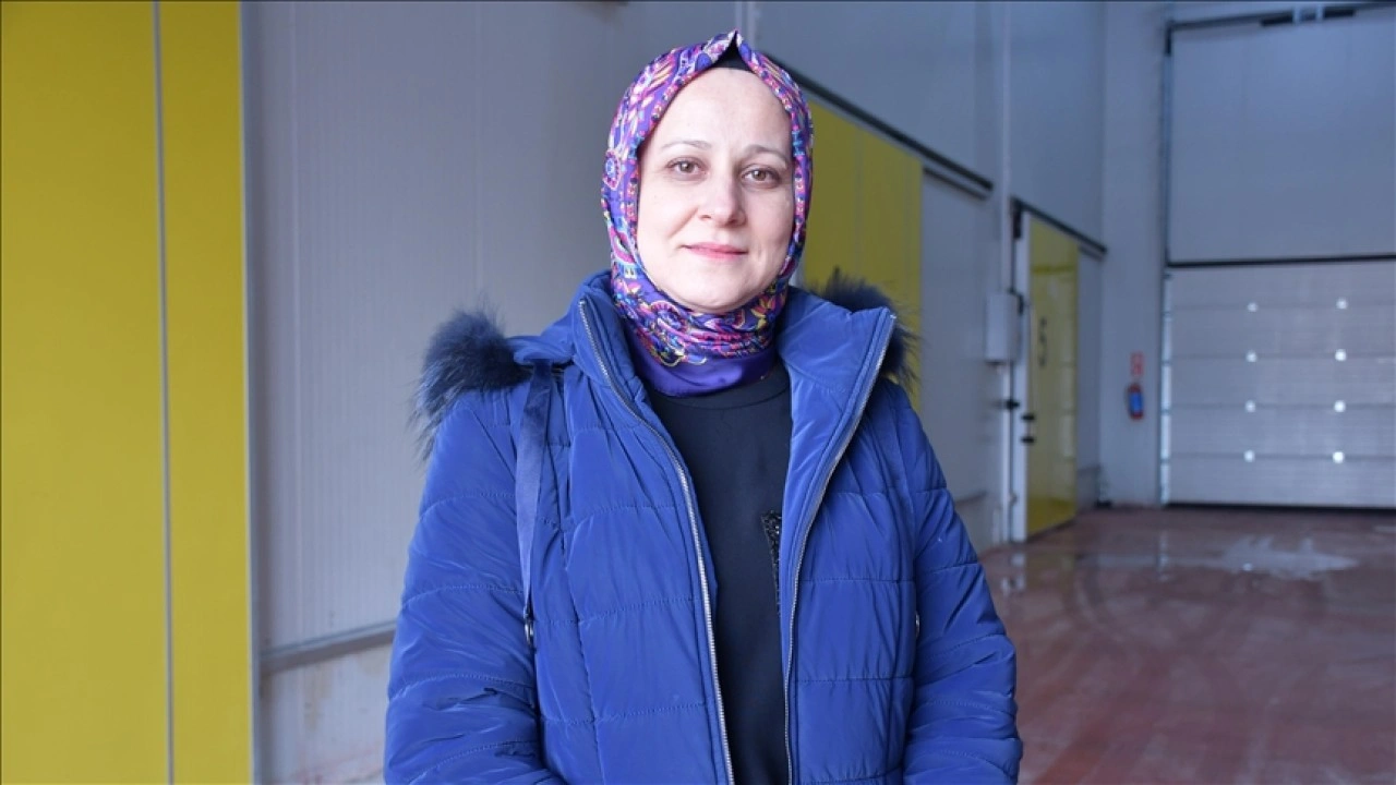 Kadın girişimci devlet desteğiyle kurduğu soğuk hava deposunda k&ouml;yl&uuml;lerin meyvelerini saklıyor